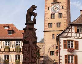 fuente y torre histórica ribeauvillé