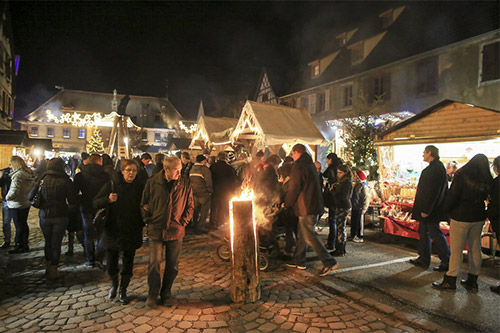 Iluminaciones mágicas de un mercado navideño alsaciano de noche con decoraciones resplandecientes
