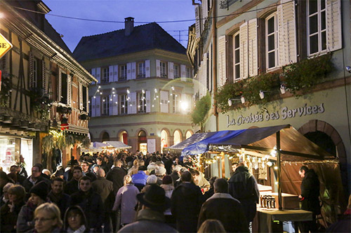 Traditioneller Weihnachtsmarkt im Elsass mit beleuchteten Hütten und festlicher Dekoration
