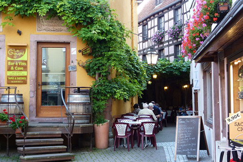 Gemütliches elsässisches Restaurant in Ribeauvillé mit traditioneller Küche während der Weihnachtszeit