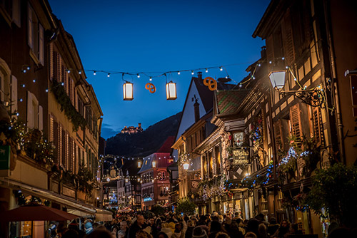 Zauberhafte nächtliche Atmosphäre auf dem Weihnachtsmarkt in Ribeauvillé mit funkelnden Lichtern