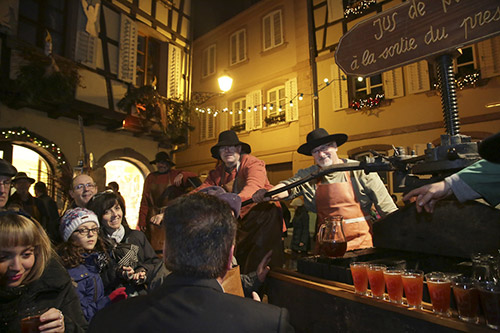 Glühweinstand auf dem Weihnachtsmarkt in Ribeauvillé im Elsass