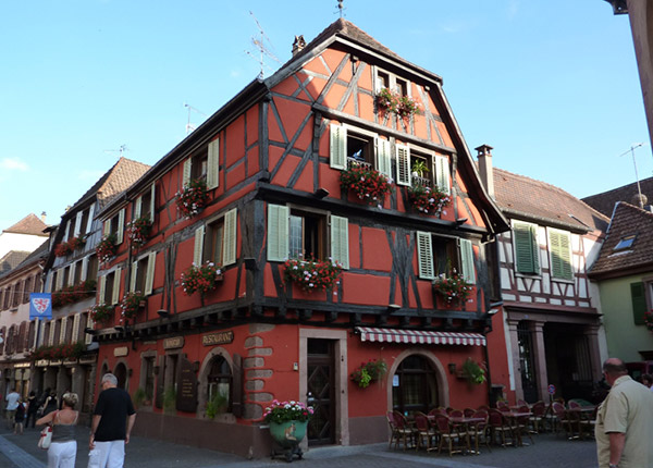 Village de Ribeauvillé en Alsace avec maisons à colombages et vignobles