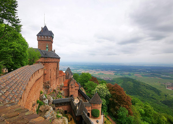 Château du Haut-Koenigsbourg dominant les vignobles alsaciens